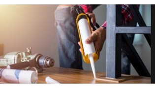 Lepidla, tmely, silikony, pěny a sádra