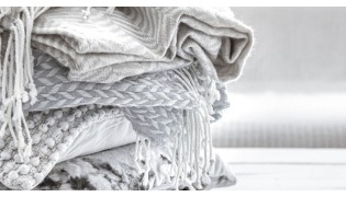 Přehozy a polštáře